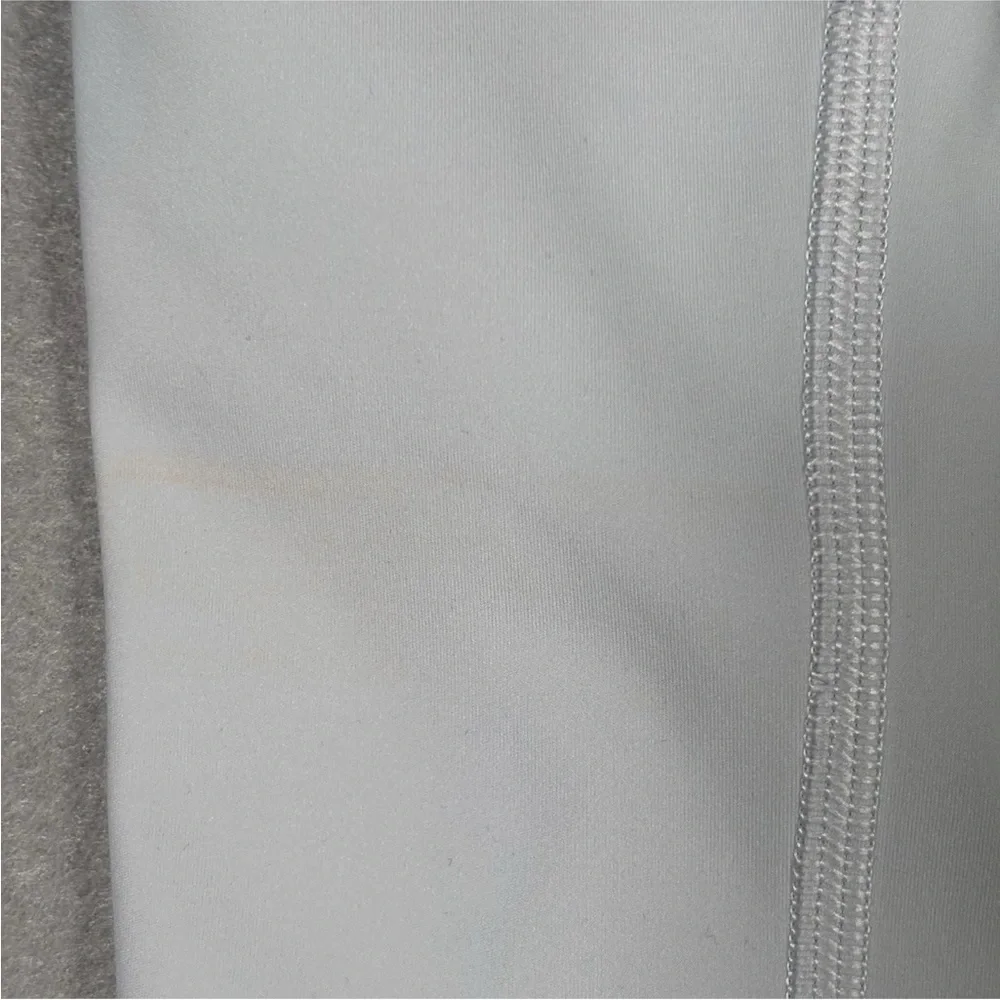 Lululemon Nulux Racerback Cropped Tank  Women’s Xsmall (0/2) Vapor Light Gray - Picture 3 of 10